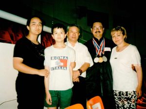 PAGE-TAIJI-QUAN-PROFESSEUR-PHOTO-WU-BIN-+-avec-FAMILLE-3-medaille-2002